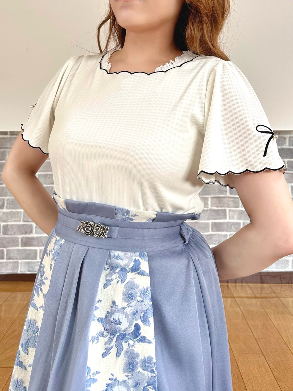 「ショルダーバッグ、白Tシャツ、お出かけコーデ、リボン、淡色コーデ、ロングスカート、きれいめカジュアル、axes femme、大人カジュアルコーデ、スニーカー、シアー」｜「axes femmeのシアートラックジャケット（ブルゾン、ピンク系）」を使った、まりさん（レディース・157cm）の春コーディネートの6枚目の写真
