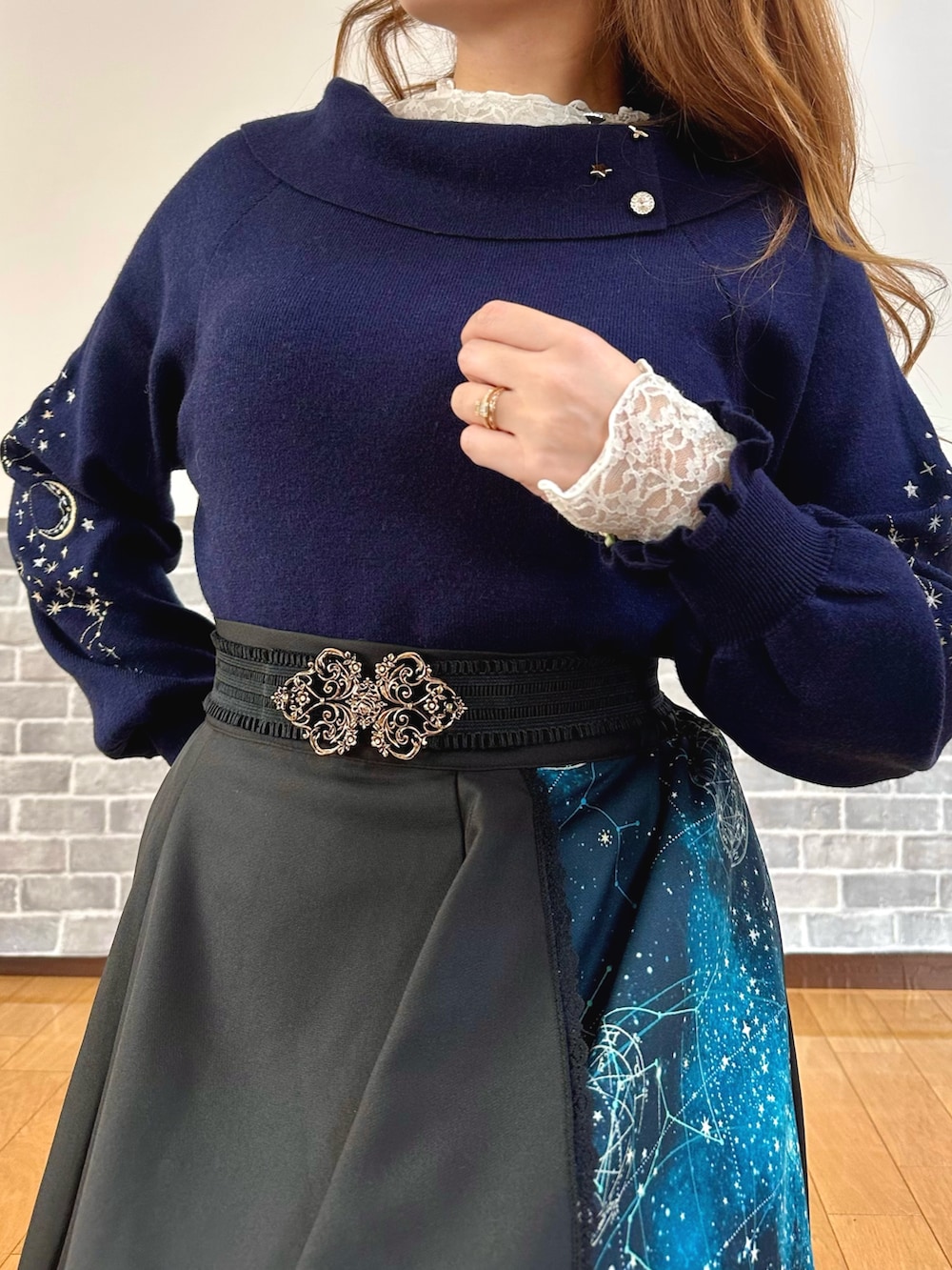 パープル系のダッフルコート、ホワイト系のTシャツ/カットソー、ブルー系のニット/セーターを着用したレディースの秋コーディネートの6枚目の写真