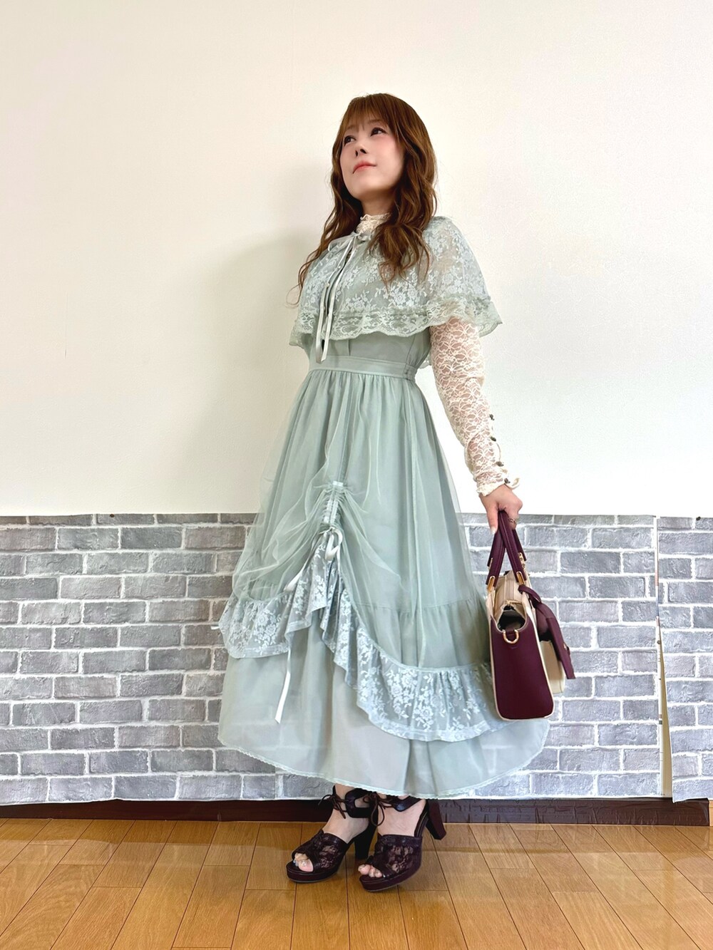 ベージュ系のTシャツ/カットソー、グリーン系のワンピース、レッド系のショルダーバッグを着用したレディースの夏コーディネートの2枚目の写真