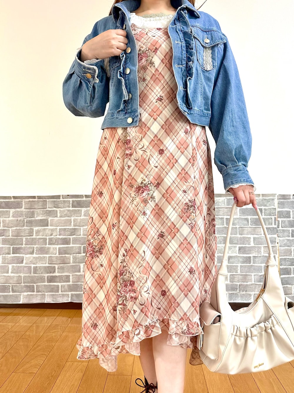 「ワンピース、ワンピース×デニム、フェミニン、デニムジャケット、チェックワンピース、キャミワンピ、ショルダーバッグ、お出かけコーデ、デートコーデ、axes femme、ワンピースコーデ、大人ガーリー」｜「axes femmeのレース×フリルデニムジャケット（デニムジャケット、ブルー系）」を使った、まりさん（レディース・157cm）の春コーディネートの5枚目の写真