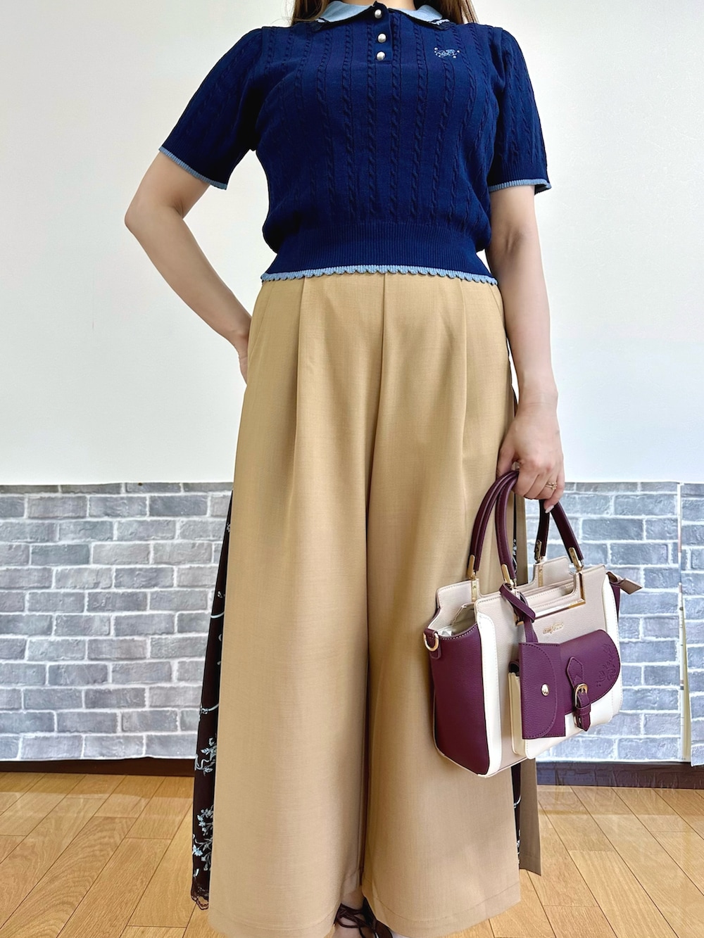 「きれいめカジュアル、パンツスタイル、ワイドパンツ、シンプルコーデ、ポロシャツ、お出かけコーデ、axes femme、大人カジュアルコーデ」｜「axes femmeの刺繍入り配色襟ニットポロ（ニット/セーター、ブルー系）」を使った、まりさん（レディース・157cm）の夏コーディネートの5枚目の写真