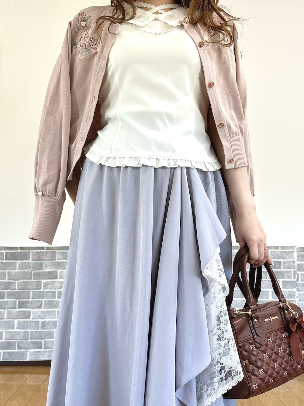 「フェミニン、ノースリーブ、カーディガン、淡色コーデ、スカート、春夏コーデ、お出かけコーデ、axes femme」｜「axes femmeのカップ付きストラップタンク（タンクトップ、ホワイト系）」を使った、まりさん（レディース・157cm）の春コーディネートの5枚目の写真