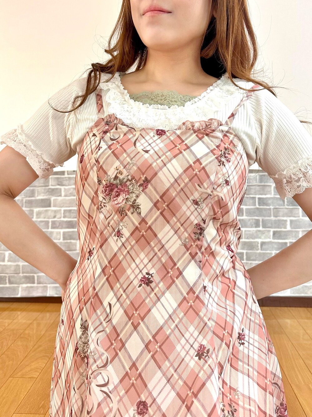 「ワンピース、ワンピース×デニム、フェミニン、デニムジャケット、チェックワンピース、キャミワンピ、ショルダーバッグ、お出かけコーデ、デートコーデ、axes femme、ワンピースコーデ、大人ガーリー」｜「axes femmeのレース×フリルデニムジャケット（デニムジャケット、ブルー系）」を使った、まりさん（レディース・157cm）の春コーディネートの6枚目の写真
