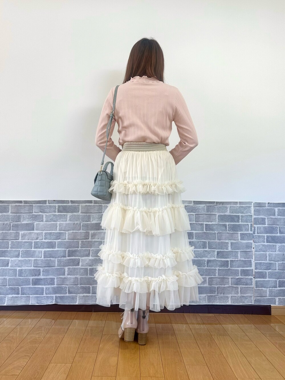 「春色、淡色コーデ、デートコーデ、お出かけコーデ、axes femme、春、大人ガーリー、春カラー、ガーリー」|「axes femmeのプリーツチュールメロープルオーバー(Tシャツ/カットソー、ピンク系)」を使った、まりさん(レディース・157cm)の春コーディネートの3枚目の写真