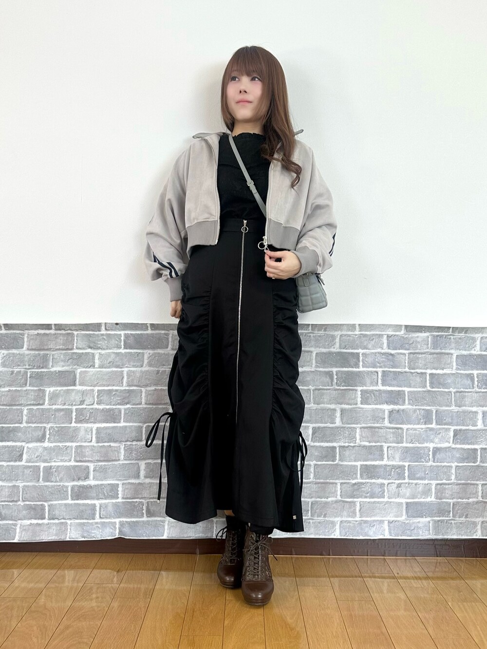 「トラックジャケット、シアートップス、axes femme、大人カジュアルコーデ、オトナ女子、骨格ウェーブ、モノトーンコーデ、カジュアルコーデ」｜「axes femmeのカットスエードトラックジャケット（ジャージ、グレー系）」を使った、まりさん（骨格ウェーブ・レディース・157cm）の春コーディネートの2枚目の写真