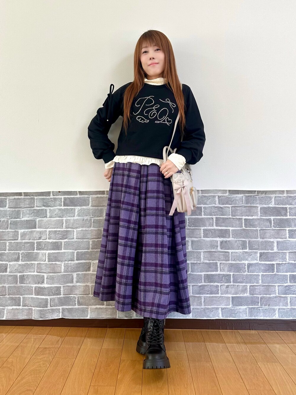 ホワイト系のTシャツ/カットソー、ブラック系のTシャツ/カットソー、ブラック系のモッズコートを着用したレディースの秋コーディネートの2枚目の写真