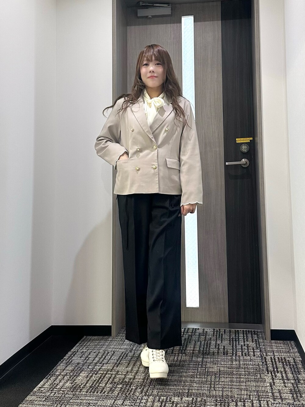 「ジャケット、春コーデ、axes femme、パンツスタイル、シンプルコーデ、ブラウスコーデ、きれいめカジュアル、ジャケットコーデ、入学式、通勤コーデ」｜「axes femmeのスカラップ刺繍ダブルジャケット（テーラードジャケット、ベージュ系）」を使った、まりさん（レディース・157cm）の春コーディネートの2枚目の写真