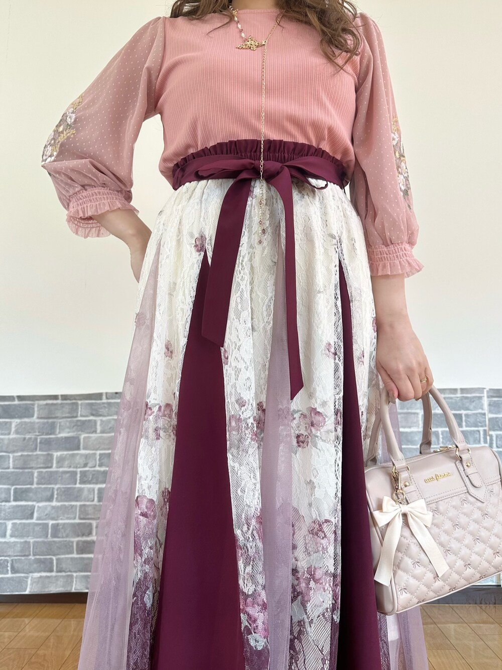 「デニムジャケット、ピンク、ピンクコーデ、刺繍、刺繍トップス、レース、レーススカート、ボストンバッグ、フェミニン、フェミニンコーデ」|「axes femmeのチュール×フラワー刺繍プルオーバー(Tシャツ/カットソー、ピンク系)」を使った、まりさん(レディース・157cm)の春コーディネートの5枚目の写真