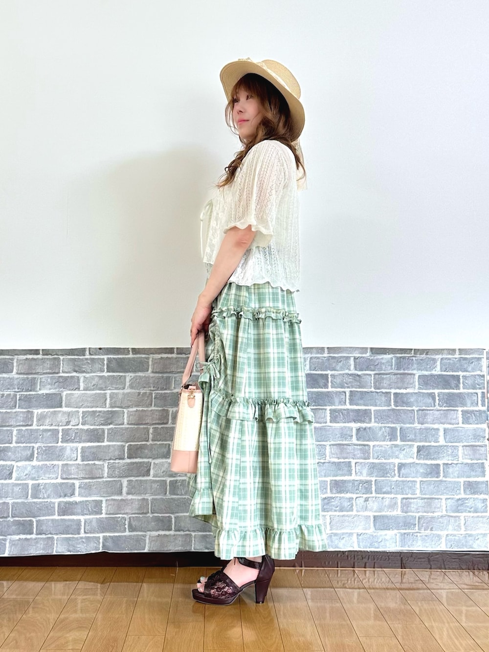 「夏コーデ、フェミニン、カーディガン、サマーニット、ロングスカート、チェック、チェックスカート、サンダル、やっぱり帽子が好き、お出かけコーデ、リボン、デートコーデ、淡色コーデ、axes femme、axes femme POETIQUE」|「axes femmeのレースリボンフリルカンカン帽(ハット、ホワイト系)」を使った、まりさん(レディース・157cm)の春コーディネートの3枚目の写真