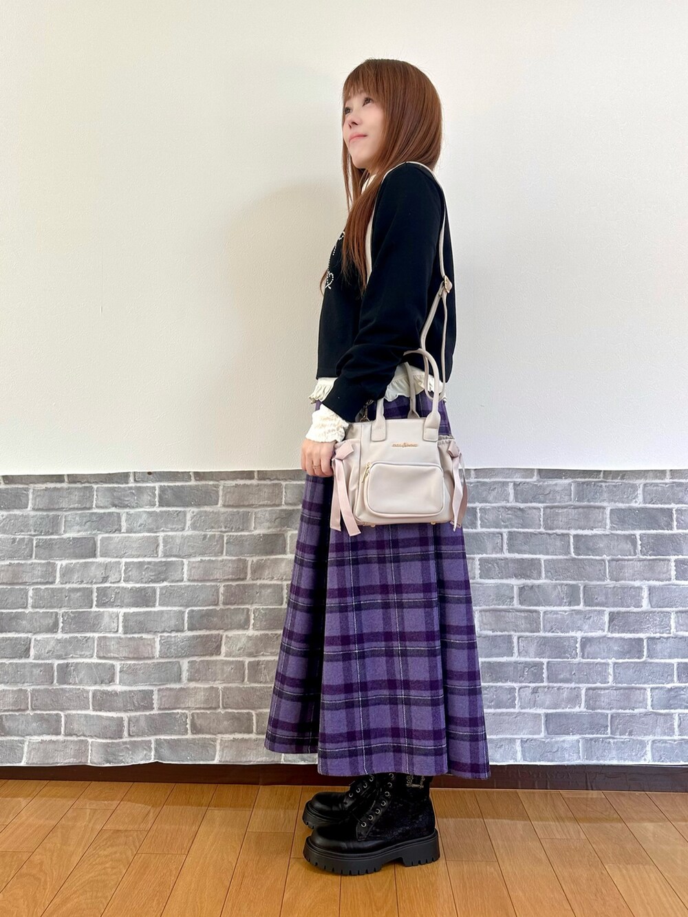 ホワイト系のTシャツ/カットソー、ブラック系のTシャツ/カットソー、ブラック系のモッズコートを着用したレディースの秋コーディネートの3枚目の写真