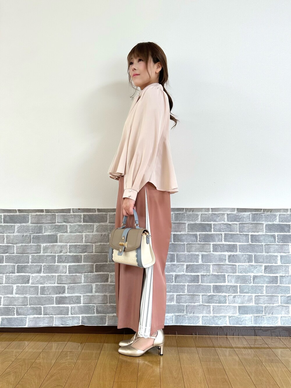 「トレンチコート、春コーデ、春めき満開コーデ、axes femme、オトナ女子、シャツ/ブラウス、ワイドパンツ、通勤コーデ、オフィスカジュアル、キレイめ、フェミニン」｜「axes femmeのフード付トレンチコート（トレンチコート、ベージュ系）」を使った、まりさん（骨格ウェーブ・レディース・157cm）の春コーディネートの3枚目の写真
