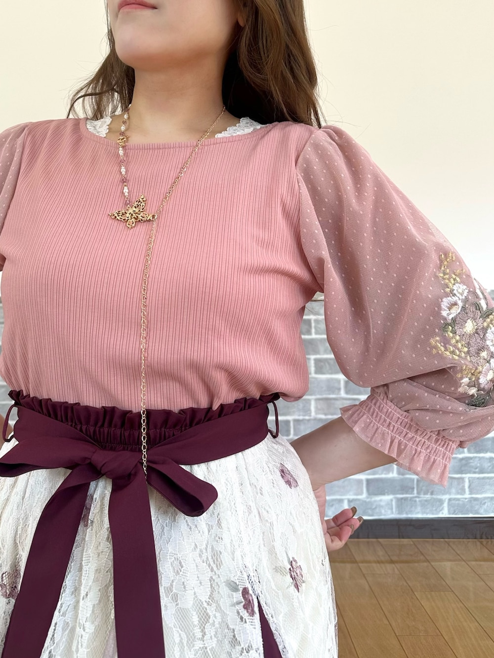 「デニムジャケット、ピンク、ピンクコーデ、刺繍、刺繍トップス、レース、レーススカート、ボストンバッグ、フェミニン、フェミニンコーデ」|「axes femmeのチュール×フラワー刺繍プルオーバー(Tシャツ/カットソー、ピンク系)」を使った、まりさん(レディース・157cm)の春コーディネートの6枚目の写真