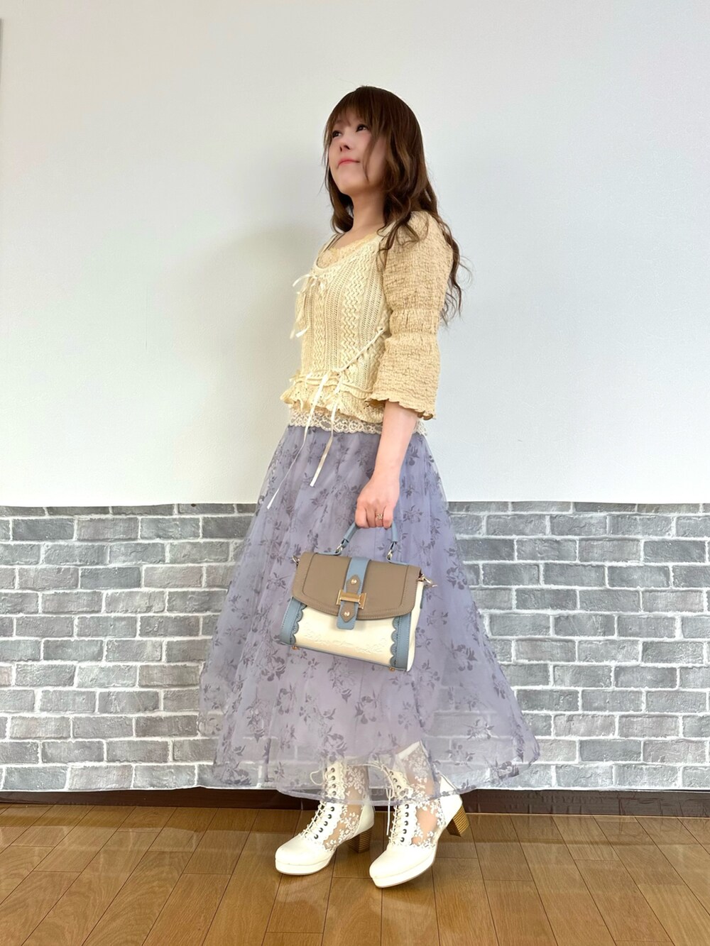 「春色、春めき満開コーデ、レイヤードスタイル、春コーデ、大人カジュアル、お出かけコーデ、axes femme、キレイめカジュアル、ビスチェ」｜「axes femmeのレースアップニットビスチェ（ニット/セーター、ベージュ系）」を使った、まりさん（レディース・157cm）の春コーディネートの4枚目の写真