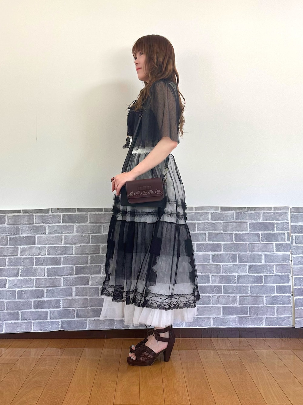 「ゴシック、モノトーン、レイヤード、レイヤードスタイル、ワンピース、axes femme、モノトーンコーデ」｜「axes femmeのカップ付きストラップタンク（タンクトップ、ホワイト系）」を使った、まりさん（レディース・157cm）の春コーディネートの3枚目の写真