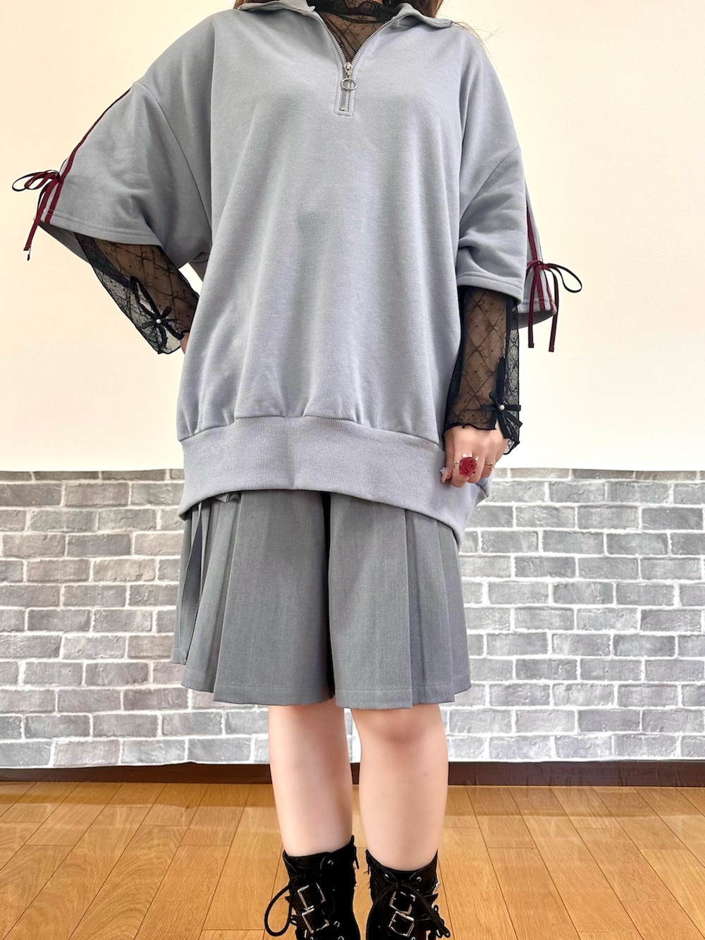 「大人カジュアル、シアートップス、スポーツミックス、axes femme、axes femme POETIQUE、レイヤード、レイヤードスタイル、ハーフジップ、ハーフパンツ」｜「axes femmeのリボンラインジップトレーナー（スウェット、ブルー系）」を使った、まりさん（レディース・157cm）の春コーディネートの5枚目の写真