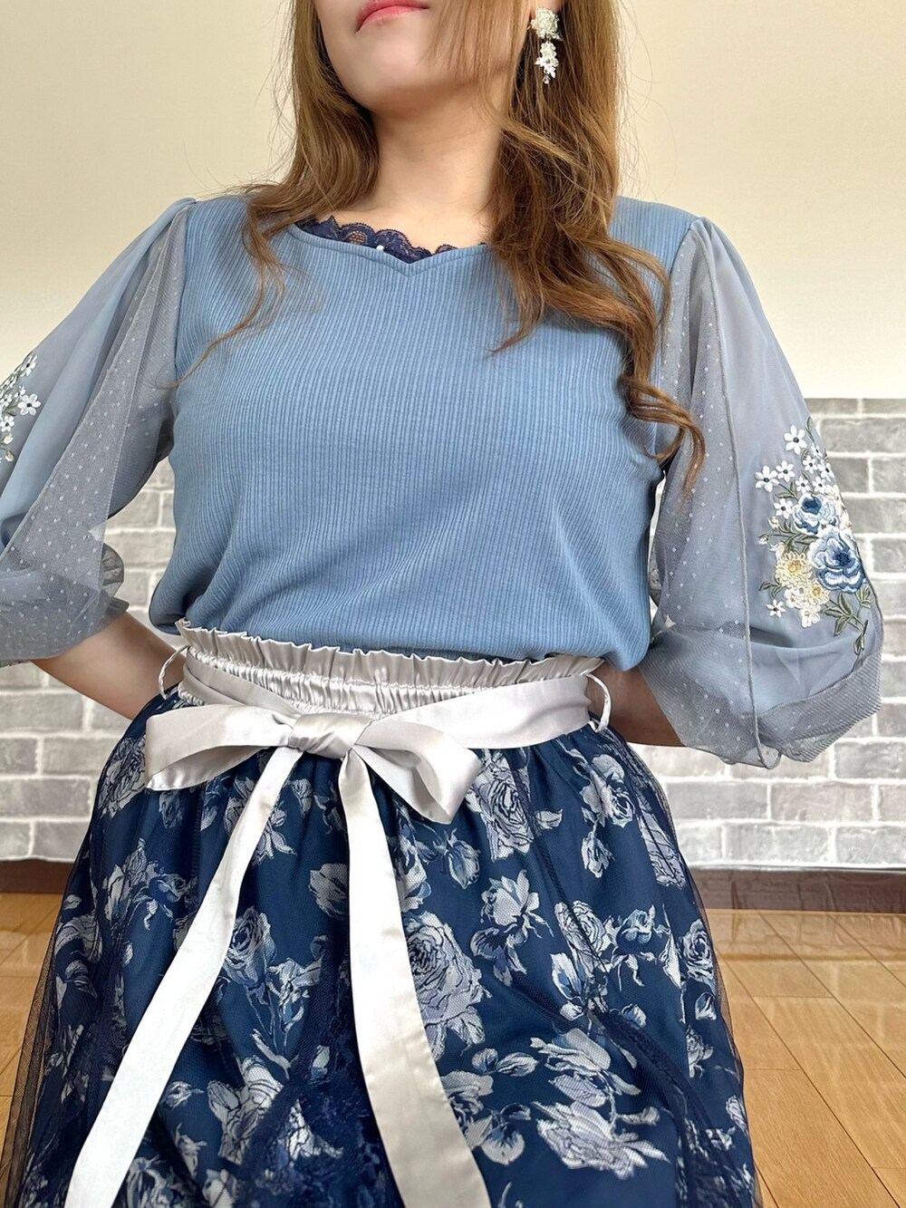 「スカート、ブルーコーデ、ブルー、デートコーデ、お出かけコーデ、ショルダーバッグ、プチプラ、axes femme、フェミニン」｜「axes femmeのフラワーブーケ刺繍プルオーバー（Tシャツ/カットソー、ブルー系）」を使った、まりさん（レディース・157cm）の春コーディネートの5枚目の写真