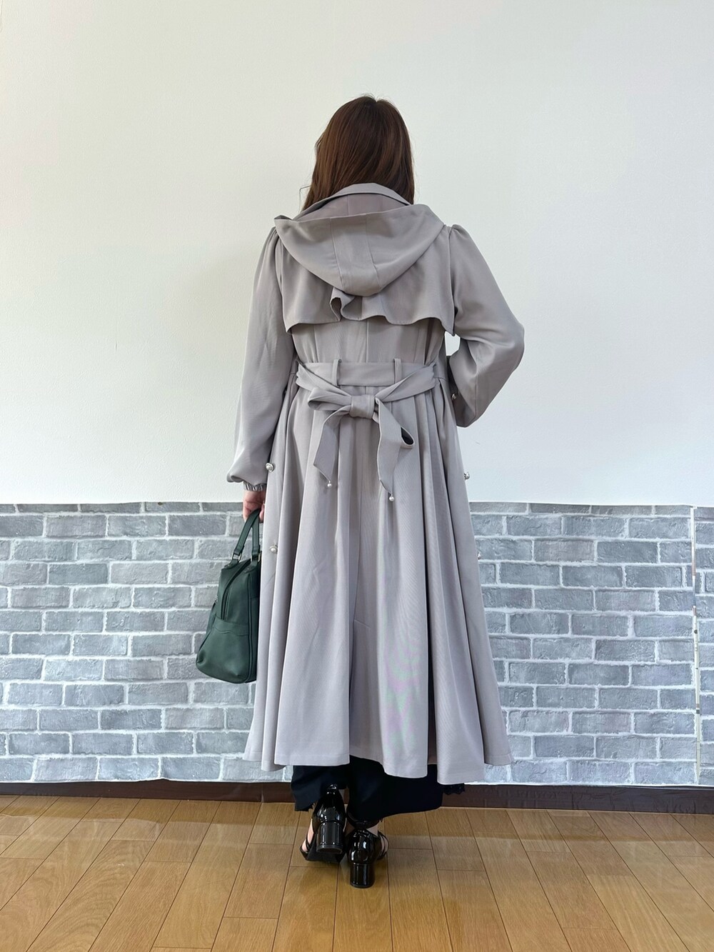 「シアートップス、パンツスタイル、ワイドパンツ、axes femme、おでかけコーデ、きれいめコーディネート、オトナ女子」｜「axes femmeのストライプ切替ワイドパンツ（その他パンツ、ブラック系）」を使った、まりさん（骨格ウェーブ・レディース・157cm）の春コーディネートの4枚目の写真