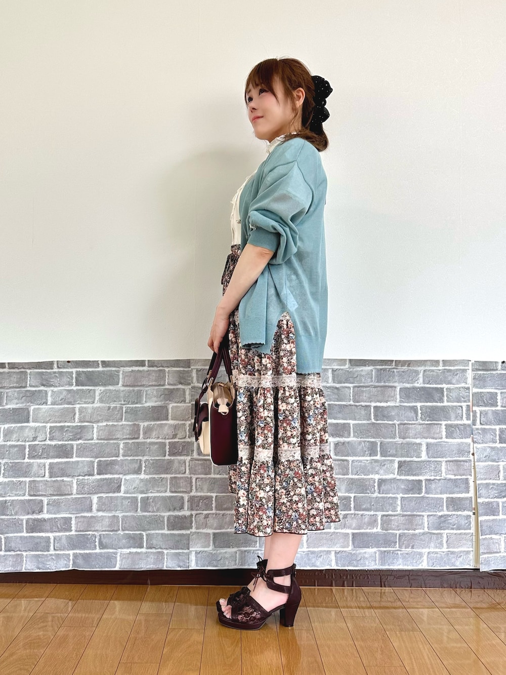 「キレイめ、フェミニン、オフィスカジュアル、花柄スカート、白ブラウス、半袖シャツ、きれいめカジュアル、サンダル、axes femme、お出かけコーデ、大人かわいい」｜「axes femmeのＵＶカットシアーニットカーディガン（カーディガン/ボレロ、グリーン系）」を使った、まりさん（レディース・157cm）の夏コーディネートの3枚目の写真