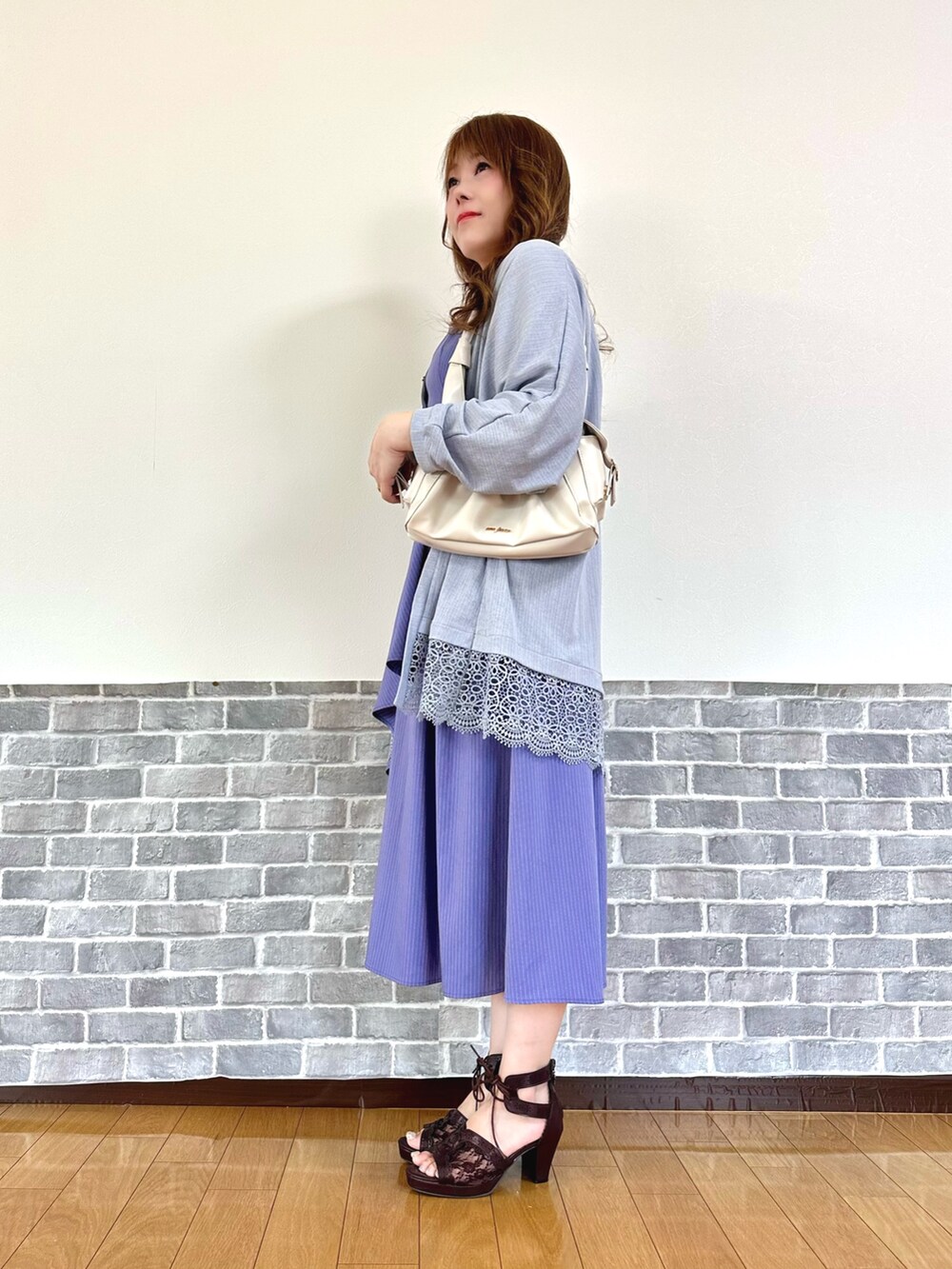 ホワイト系のタンクトップ、パープル系のワンピース、ブルー系のカーディガン/ボレロを着用したレディースの夏コーディネートの3枚目の写真