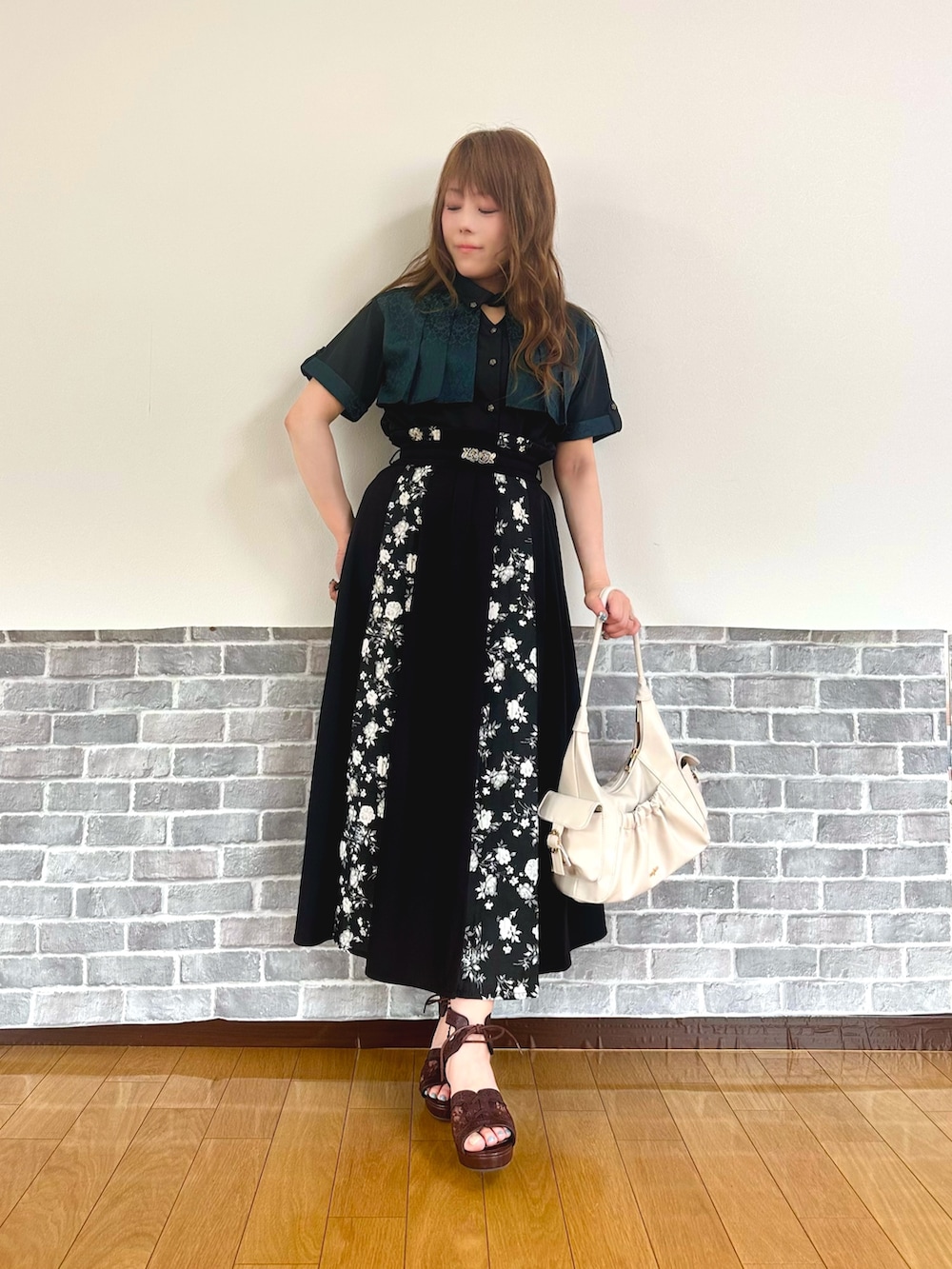 「きれいめカジュアル、キレイめ、グリーン、サンダル、シャツスタイル、お出かけコーデ、モード、axes femme、カラーコーデ、キレイめカジュアル」｜「axes femmeのジャカード×プリーツブラウス（シャツ/ブラウス、グリーン系）」を使った、まりさん（レディース・157cm）の夏コーディネートの2枚目の写真