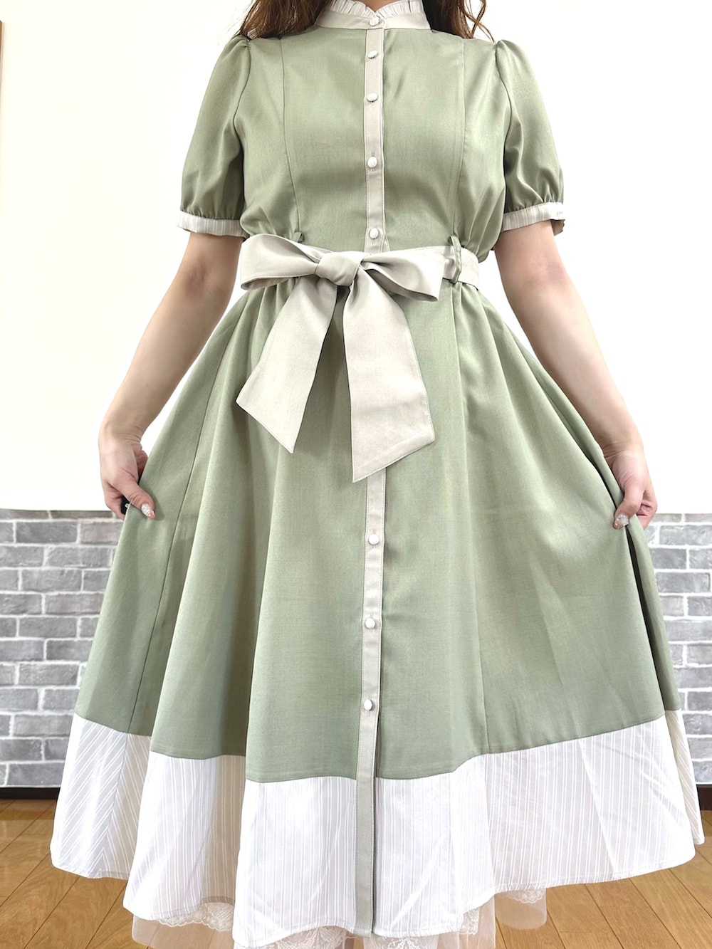 「ワンピース、ワンピース×スニーカー、グリーン、グリーンコーデ、フェミニン、フェミニン×カジュアル、スニーカー、スニーカーコーデ、やっぱり帽子が好き、axes femme、休日スタイル、リボン」｜「axes femmeの総レースキャスケット（キャスケット、ホワイト系）」を使った、まりさん（レディース・157cm）の春コーディネートの5枚目の写真
