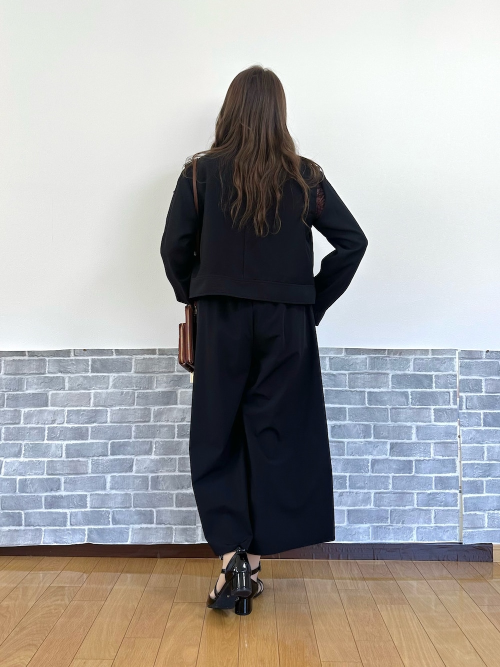 「シアートップス、axes femme、キレイめ、ブラックコーデ、モード系レディース」｜「axes femmeのリボン刺繍キルトショルダー（ショルダーバッグ、ブラウン系）」を使った、まりさん（骨格ウェーブ・レディース・157cm）の春コーディネートの4枚目の写真
