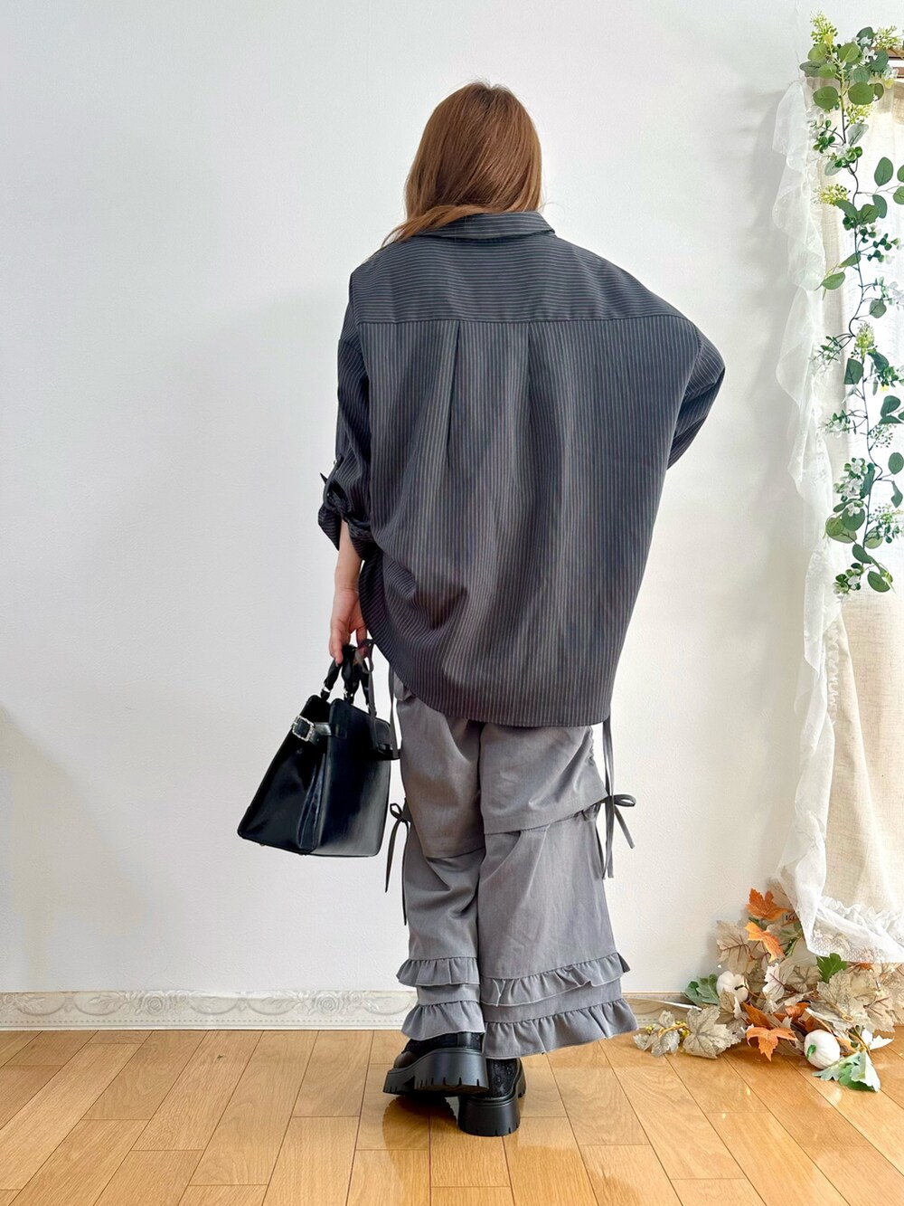 グレー系のシャツ/ブラウス、ホワイト系のタンクトップ、グレー系のその他パンツを着用したレディースの秋コーディネートの4枚目の写真