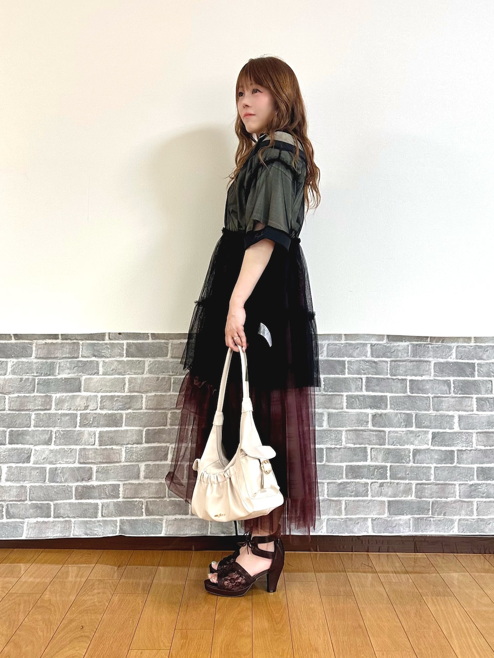 「グランジ、ヴィンテージ、axes femme、y2k、レイヤードスタイル、シアートップス、axes femme POETIQUE、Tシャツコーデ、レイヤードコーデ、トレンド」|「axes femmeのビジューロゴショートTシャツ(Tシャツ/カットソー、グレー系)」を使った、まりさん(レディース・157cm)の夏コーディネートの3枚目の写真