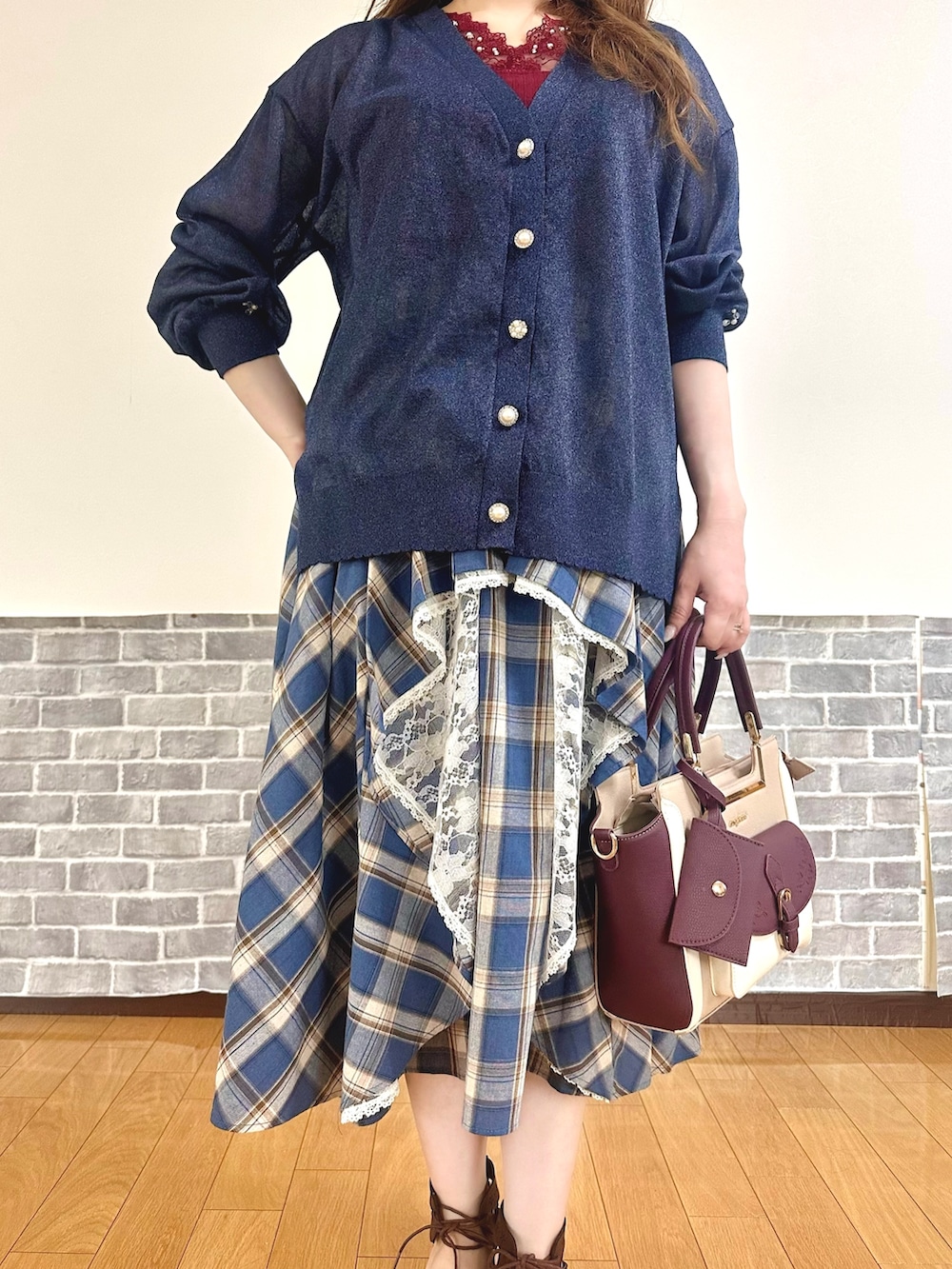 レッド系のタンクトップ、ブルー系のカーディガン/ボレロ、ブルー系のスカートを着用したレディースの夏コーディネートの5枚目の写真