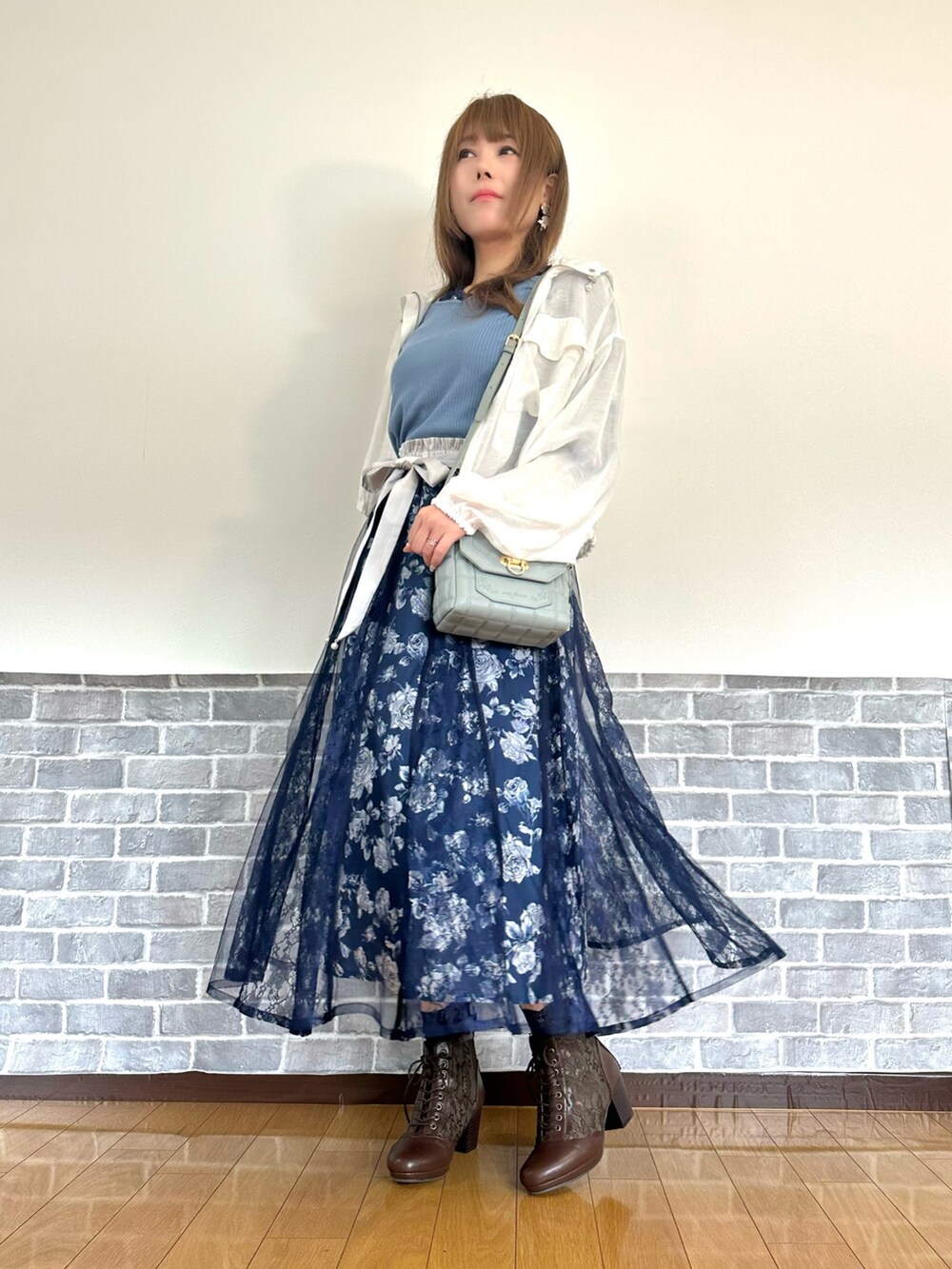 「スカート、ブルーコーデ、ブルー、デートコーデ、お出かけコーデ、ショルダーバッグ、プチプラ、axes femme、フェミニン」｜「axes femmeのフラワーブーケ刺繍プルオーバー（Tシャツ/カットソー、ブルー系）」を使った、まりさん（レディース・157cm）の春コーディネートの6枚目の写真