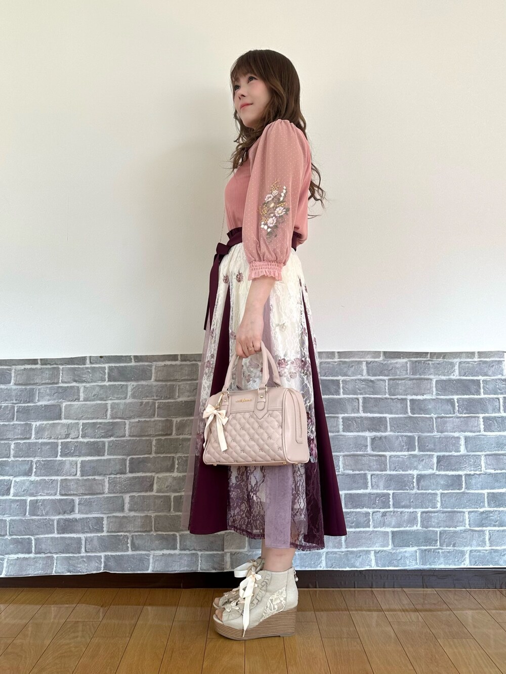 「デニムジャケット、ピンク、ピンクコーデ、刺繍、刺繍トップス、レース、レーススカート、ボストンバッグ、フェミニン、フェミニンコーデ」|「axes femmeのチュール×フラワー刺繍プルオーバー(Tシャツ/カットソー、ピンク系)」を使った、まりさん(レディース・157cm)の春コーディネートの3枚目の写真