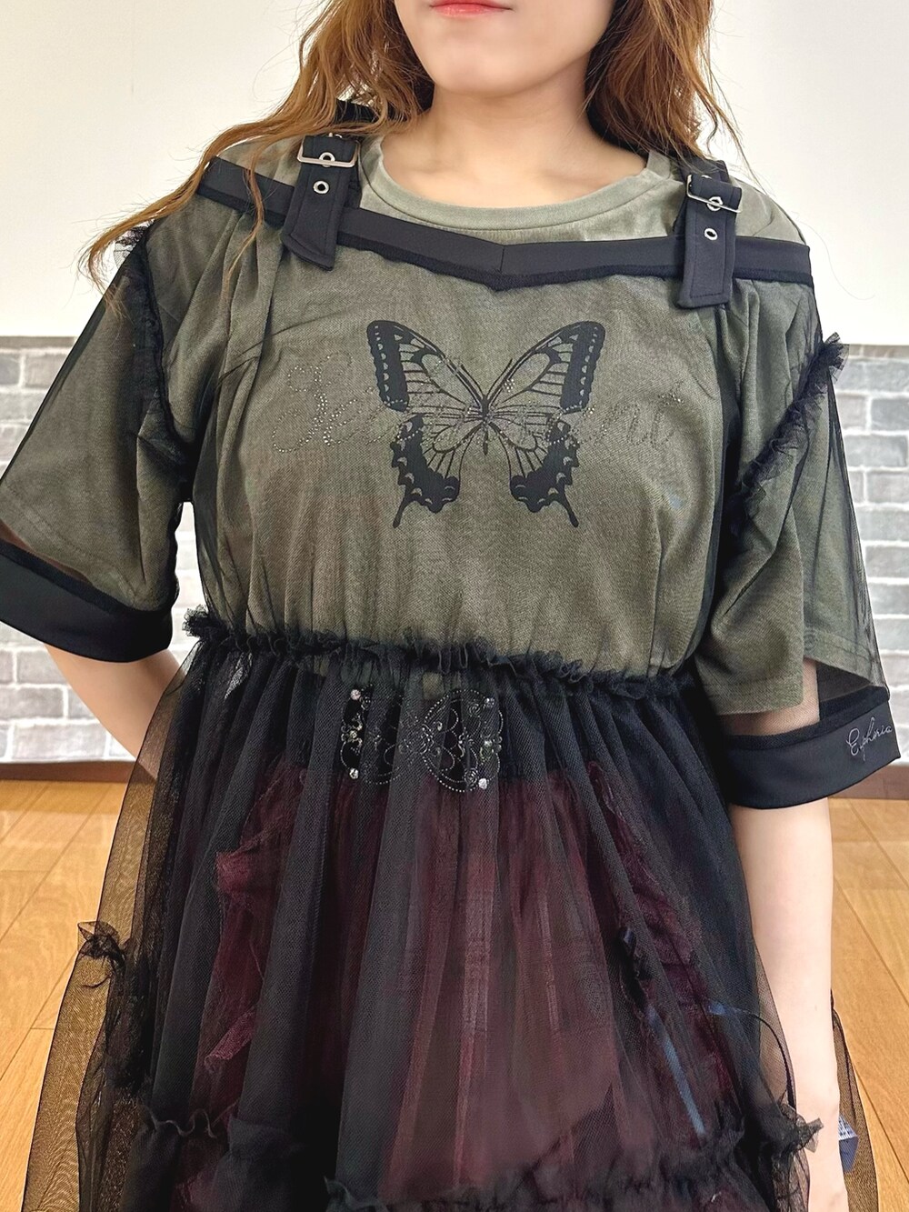 「グランジ、ヴィンテージ、axes femme、y2k、レイヤードスタイル、シアートップス、axes femme POETIQUE、Tシャツコーデ、レイヤードコーデ、トレンド」|「axes femmeのビジューロゴショートTシャツ(Tシャツ/カットソー、グレー系)」を使った、まりさん(レディース・157cm)の夏コーディネートの6枚目の写真