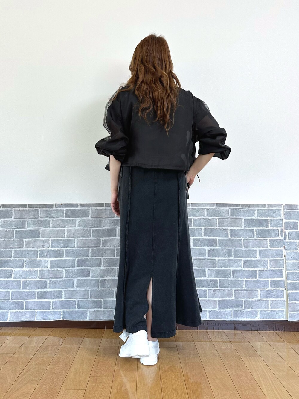 「スポーツミックス、スポーティ、モード、モードストリート、韓国ファッション、大人カジュアル、きれいめカジュアル、レイヤードスタイル、休日スタイル、スニーカー、axes femme、axes femme POETIQUE、大人カジュアルコーデ、モノトーン、モノトーンコーデ」｜「axes femmeのシアートラックジャケット（ブルゾン、ブラック系）」を使った、まりさん（レディース・157cm）の春コーディネートの4枚目の写真
