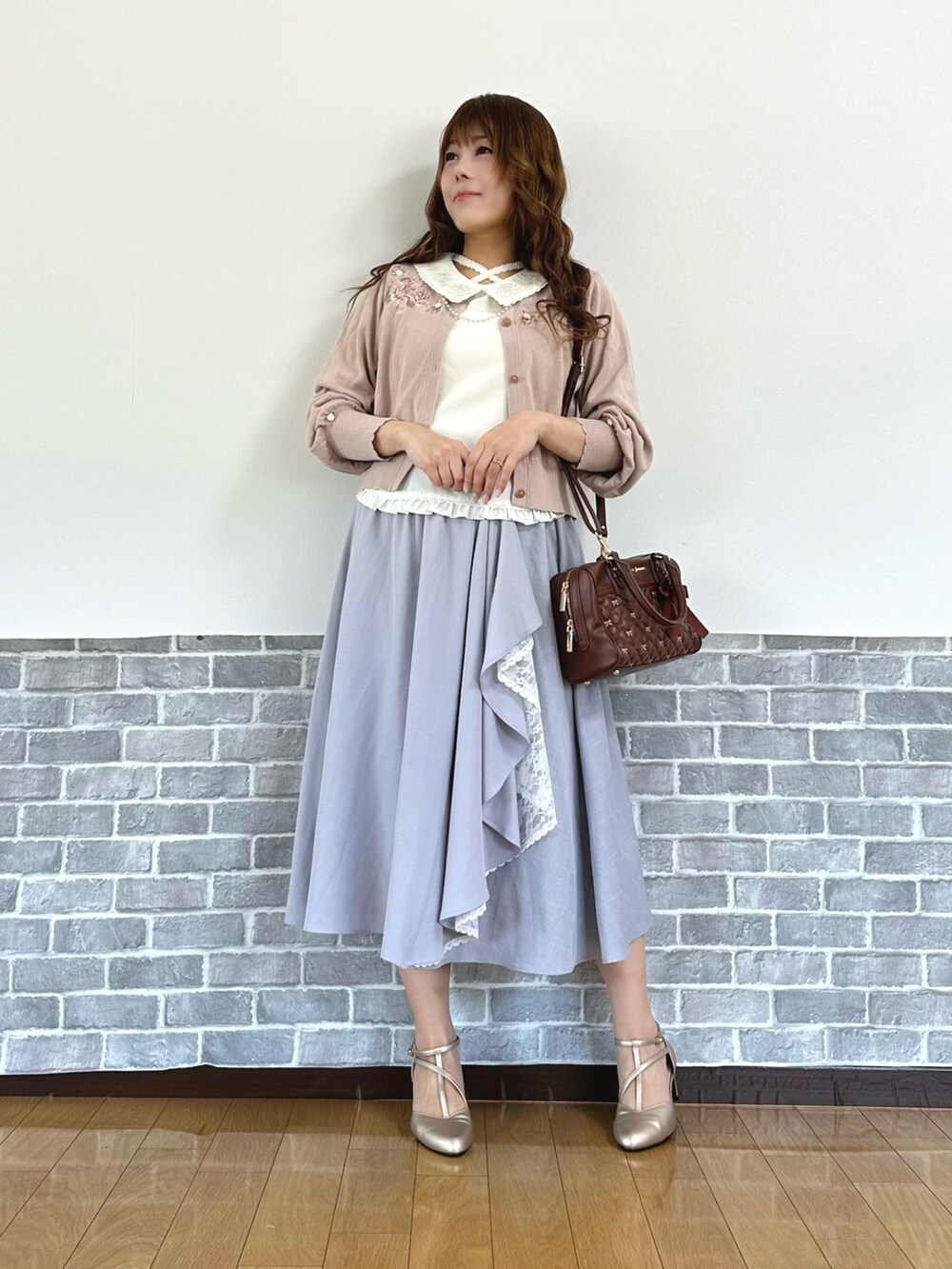 「フェミニン、ノースリーブ、カーディガン、淡色コーデ、スカート、春夏コーデ、お出かけコーデ、axes femme」｜「axes femmeのカップ付きストラップタンク（タンクトップ、ホワイト系）」を使った、まりさん（レディース・157cm）の春コーディネートの7枚目の写真