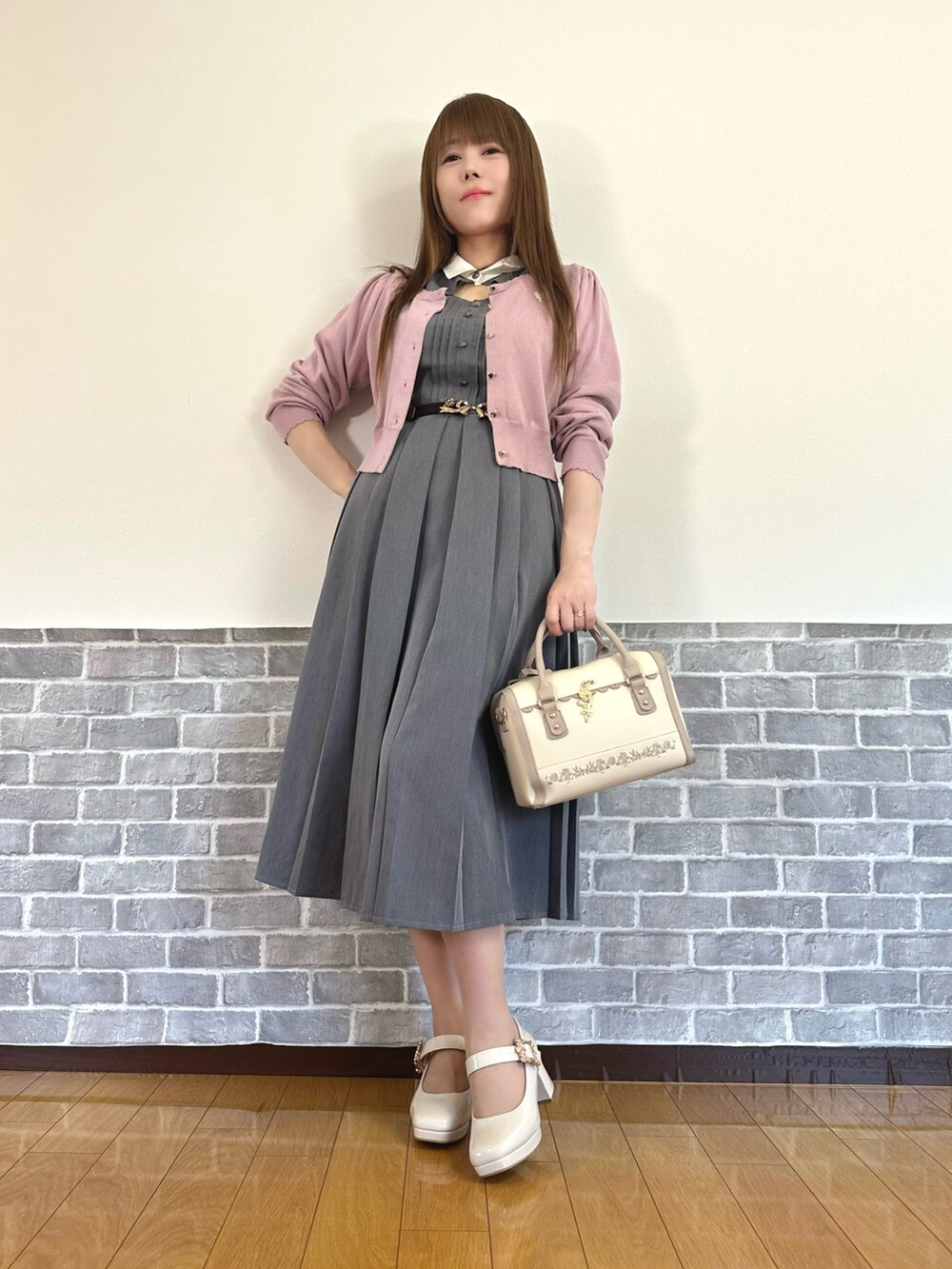 「ワンピース、キレイめ、フェミニン、春コーデ、デートコーデ、お出かけコーデ、axes femme、axes femme POETIQUE、大人可愛い、ワンピーススタイル、ワンピースコーデ、ガーリー」｜「axes femme POETIQUEの調節リトルリボンゴムベルト（ベルト、ゴールド系）」を使った、まりさん（骨格ウェーブ・レディース・157cm）の春コーディネートの6枚目の写真