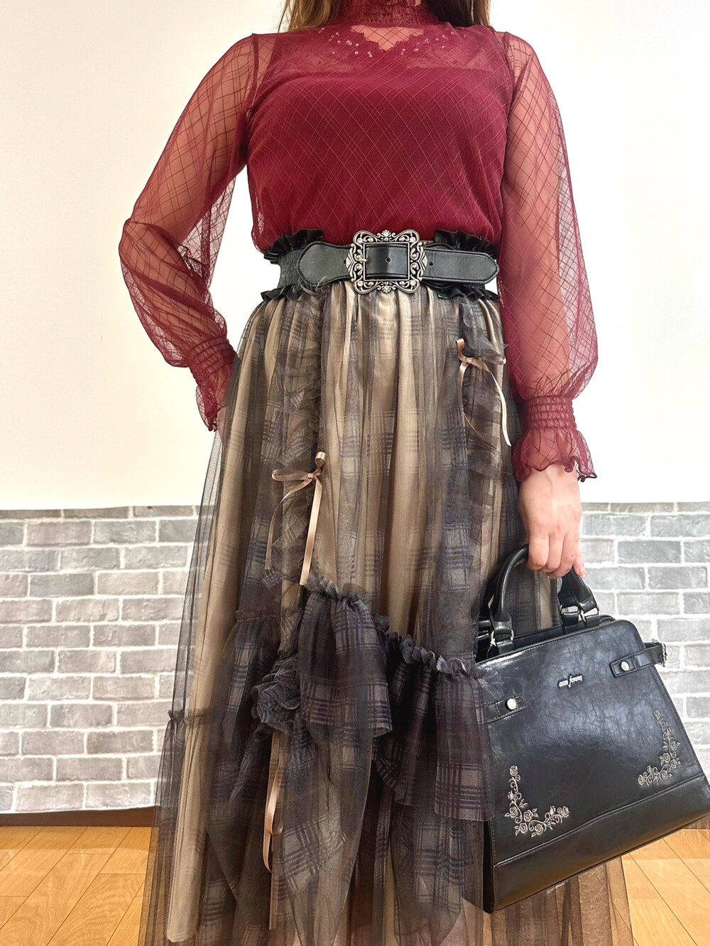 レッド系のTシャツ/カットソー、レッド系のタンクトップ、ベージュ系のスカートを着用したレディースの夏コーディネートの4枚目の写真