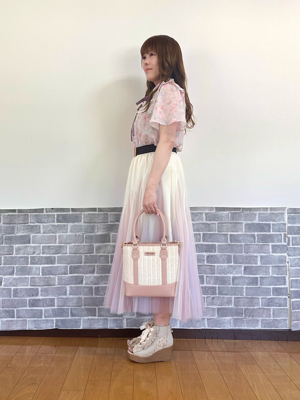 「フェミニン、花柄、花柄ブラウス、ピンク、ピンクコーデ、シフォンブラウス、チュールスカート、淡色コーデ、お出かけコーデ、デートコーデ、axes femme、キレイめコーデ、かごバッグ」｜「axes femmeの花柄フリルシアーブラウス（シャツ/ブラウス、ピンク系）」を使った、まりさん（レディース・157cm）の春コーディネートの3枚目の写真