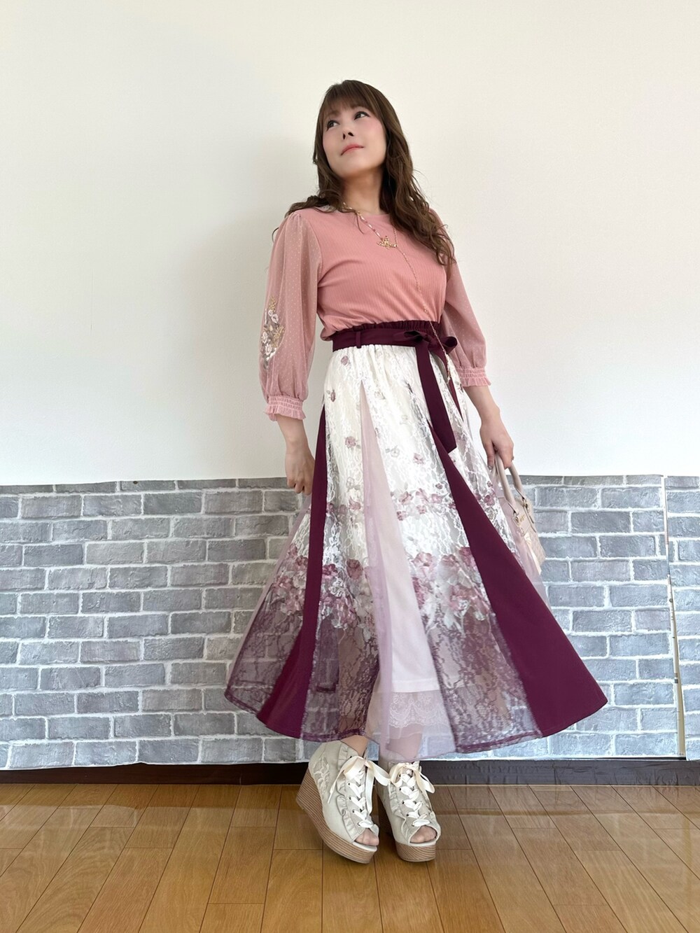 「デニムジャケット、ピンク、ピンクコーデ、刺繍、刺繍トップス、レース、レーススカート、ボストンバッグ、フェミニン、フェミニンコーデ」|「axes femmeのチュール×フラワー刺繍プルオーバー(Tシャツ/カットソー、ピンク系)」を使った、まりさん(レディース・157cm)の春コーディネートの2枚目の写真