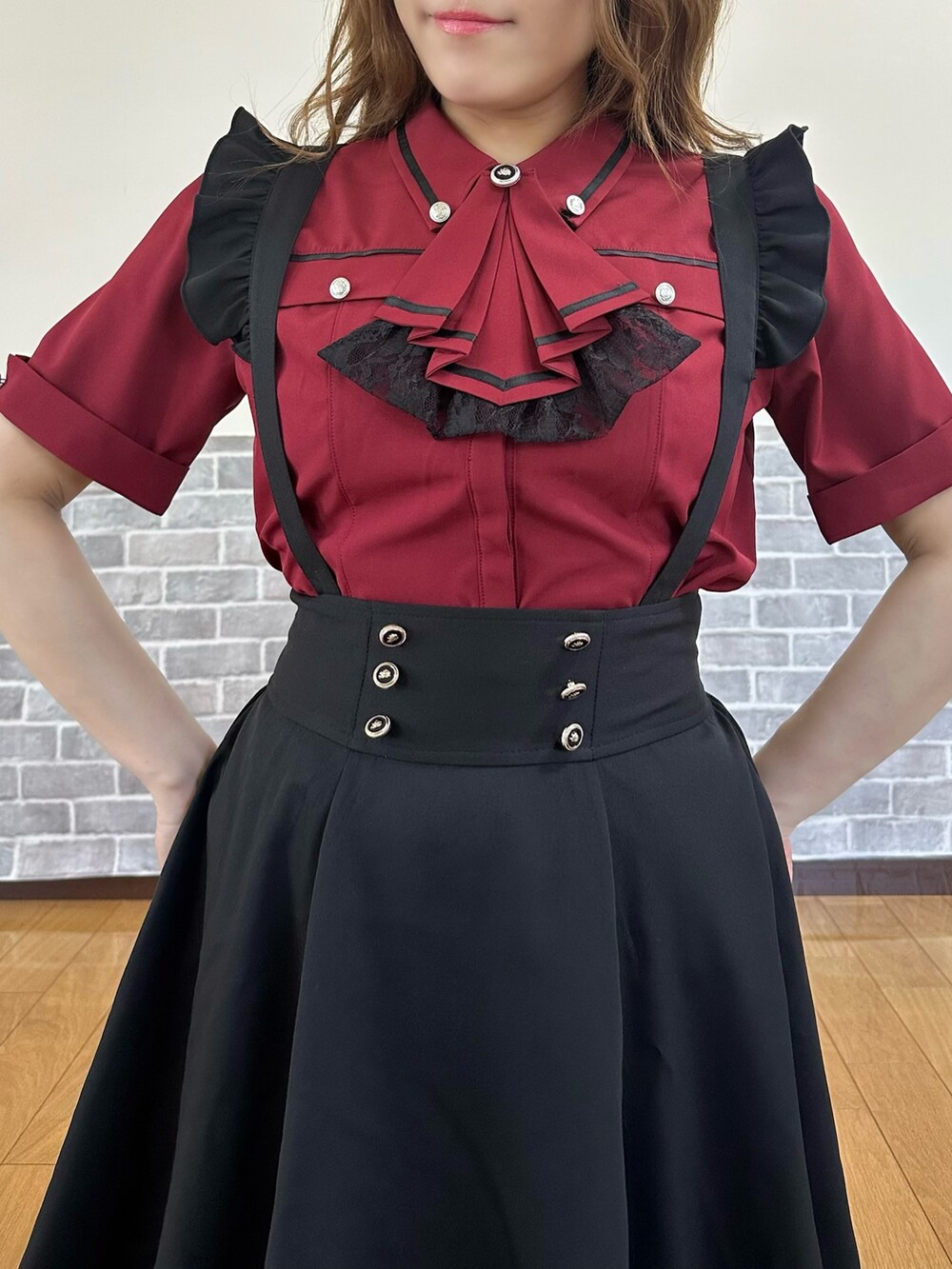 「赤×黒、シャツ、ブラウス、クラシカル、フェミニン、ショルダーバッグ、お出かけコーデ、axes femme」｜「axes femmeのフリルジャボ付配色ラインブラウス（シャツ/ブラウス、レッド系）」を使った、まりさん（レディース・157cm）の春コーディネートの6枚目の写真