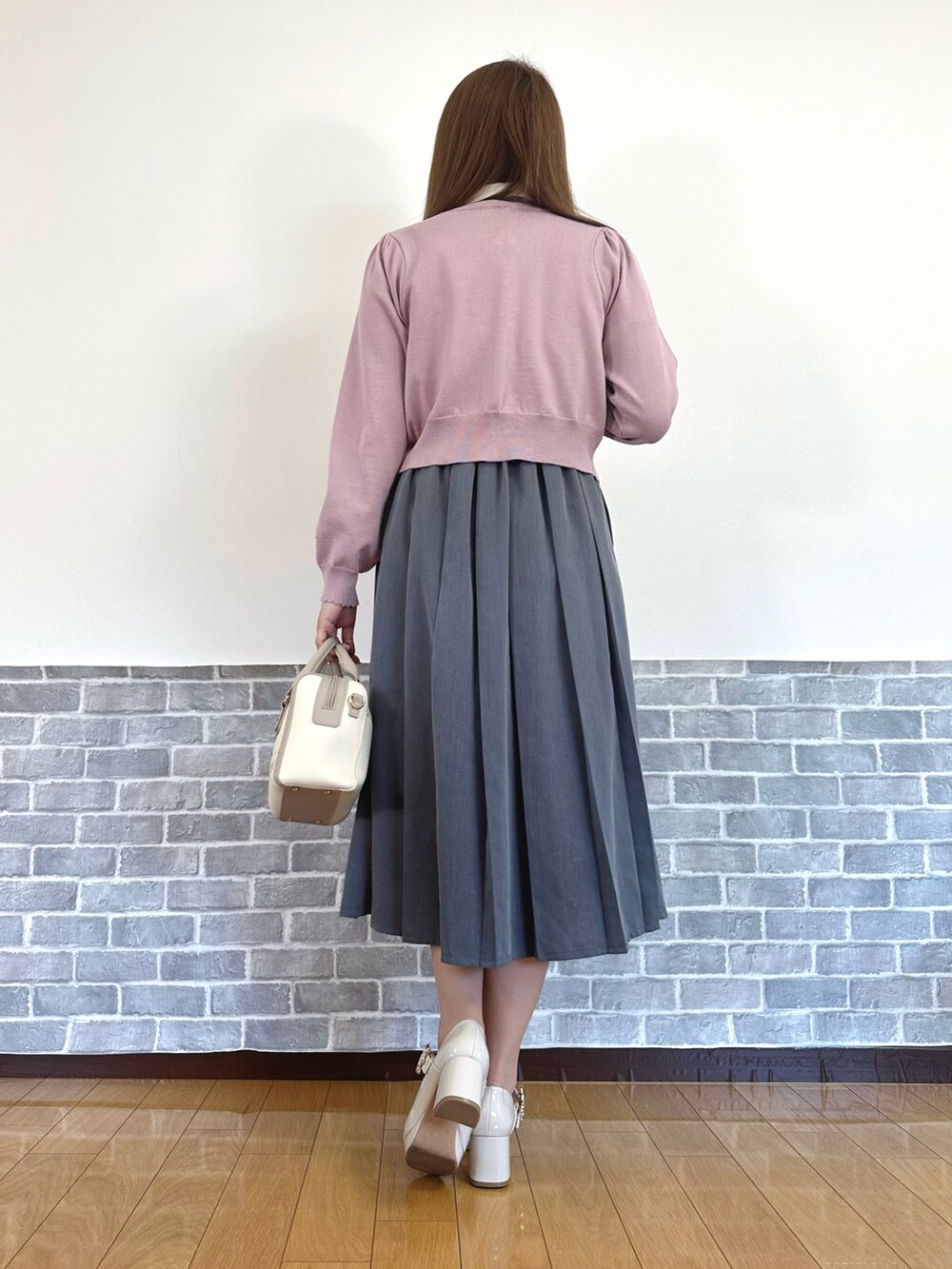 「ワンピース、キレイめ、フェミニン、春コーデ、デートコーデ、お出かけコーデ、axes femme、axes femme POETIQUE、大人可愛い、ワンピーススタイル、ワンピースコーデ、ガーリー」｜「axes femme POETIQUEの調節リトルリボンゴムベルト（ベルト、ゴールド系）」を使った、まりさん（骨格ウェーブ・レディース・157cm）の春コーディネートの4枚目の写真