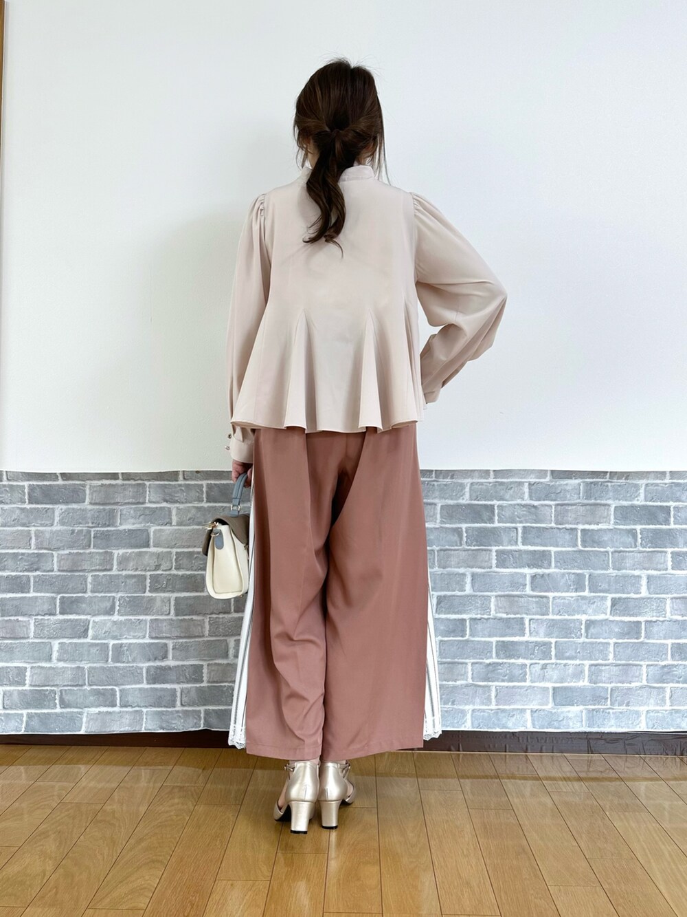 「トレンチコート、春コーデ、春めき満開コーデ、axes femme、オトナ女子、シャツ/ブラウス、ワイドパンツ、通勤コーデ、オフィスカジュアル、キレイめ、フェミニン」｜「axes femmeのフード付トレンチコート（トレンチコート、ベージュ系）」を使った、まりさん（骨格ウェーブ・レディース・157cm）の春コーディネートの4枚目の写真