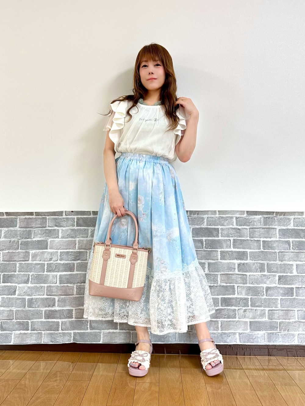 「フェミニン、白Tシャツ、チュール、ロングスカート、フリル、夏コーデ、サンダル、お出かけコーデ、axes femme」｜「axes femmeの吸水速乾２ＷＡＹリブタンク（タンクトップ、グリーン系）」を使った、まりさん（レディース・157cm）の夏コーディネートの2枚目の写真