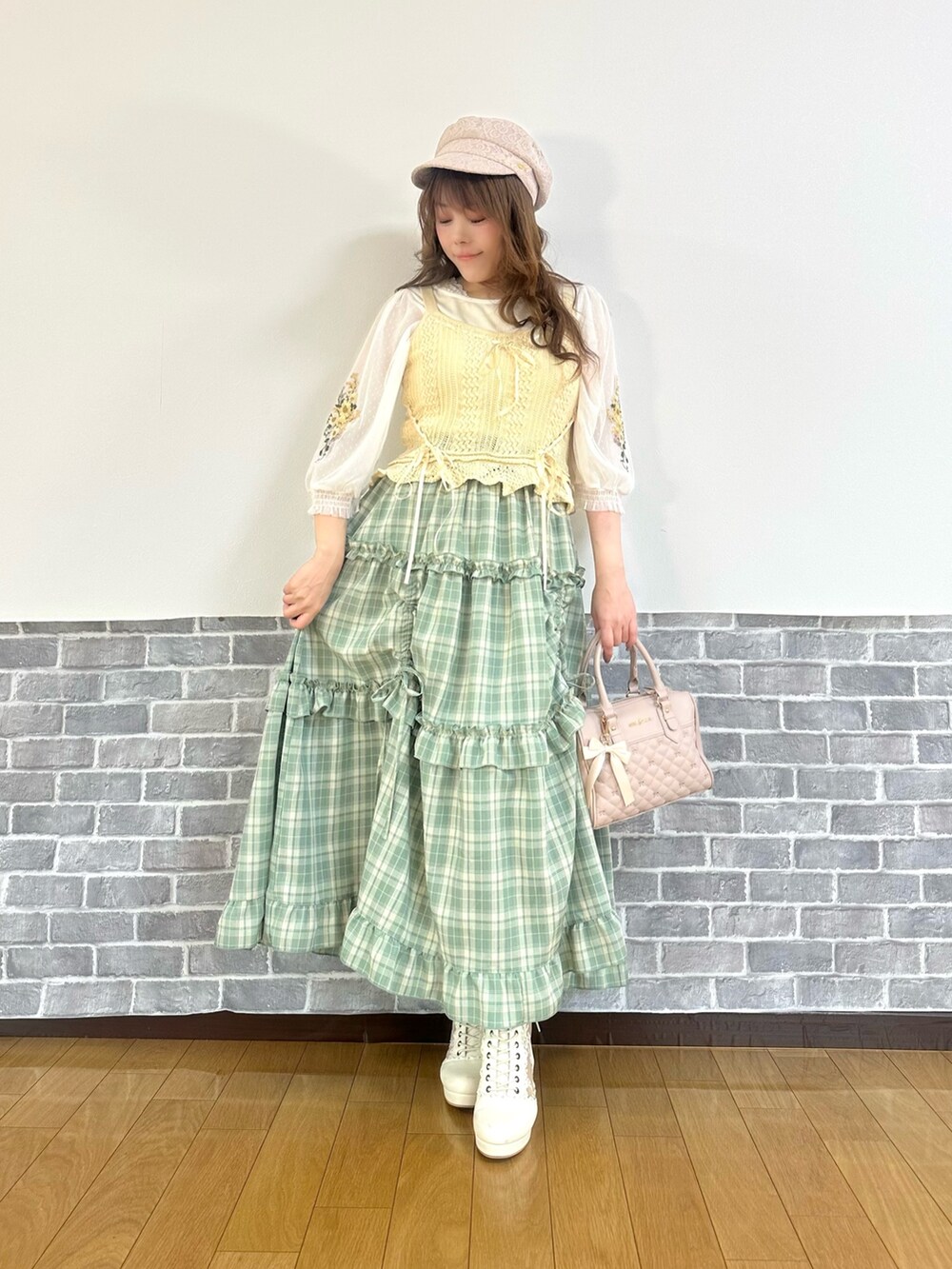 「春色、春めき満開コーデ、春コーデ、ビスチェ、淡色コーデ、休日スタイル、デートコーデ、お出かけコーデ、リボン、axes femme、大人かわいい、スカートスタイル、カラーコーデ、刺繍、チェックスカート」|「axes femmeのレース切替編み上げブーツ(ブーツ、ホワイト系)」を使った、まりさん(レディース・157cm)の春コーディネートの6枚目の写真