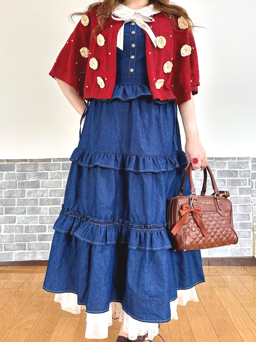 「フェミニン、ガーリー、デニム、お出かけコーデ、リボン、axes femme、大人ガーリー」｜「axes femmeのマイメロディ／ニットケープ（カーディガン/ボレロ、レッド系）」を使った、まりさん（レディース・157cm）の春コーディネートの5枚目の写真