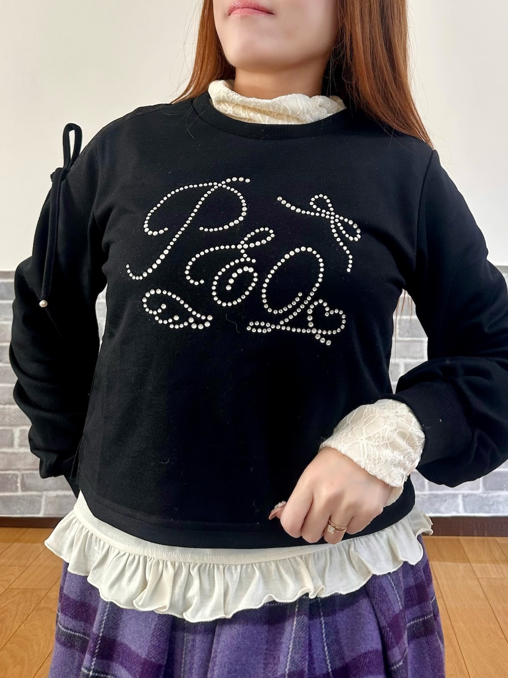 ホワイト系のTシャツ/カットソー、ブラック系のTシャツ/カットソー、ブラック系のモッズコートを着用したレディースの秋コーディネートの6枚目の写真