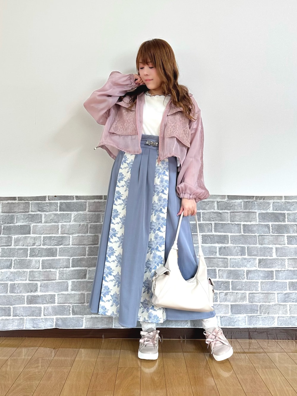 「ショルダーバッグ、白Tシャツ、お出かけコーデ、リボン、淡色コーデ、ロングスカート、きれいめカジュアル、axes femme、大人カジュアルコーデ、スニーカー、シアー」｜「axes femmeのシアートラックジャケット（ブルゾン、ピンク系）」を使った、まりさん（レディース・157cm）の春コーディネートの2枚目の写真