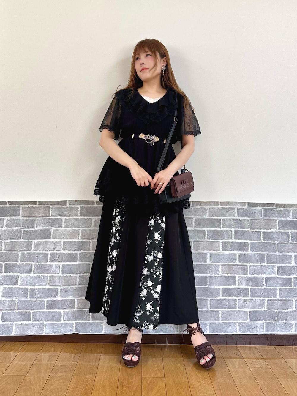 「キレイめ、きれいめカジュアル、モノトーン、オトナ女子、大人コーデ、ロングスカート、axes femme、フェミニンコーデ、黒コーデ、黒」|「axes femmeの紫陽花モチーフイヤリング(イヤリング、ゴールド系)」を使った、まりさん(レディース・157cm)の夏コーディネートの2枚目の写真