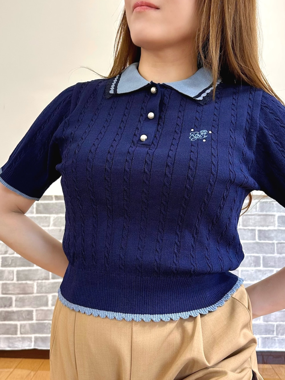 「きれいめカジュアル、パンツスタイル、ワイドパンツ、シンプルコーデ、ポロシャツ、お出かけコーデ、axes femme、大人カジュアルコーデ」｜「axes femmeの刺繍入り配色襟ニットポロ（ニット/セーター、ブルー系）」を使った、まりさん（レディース・157cm）の夏コーディネートの6枚目の写真