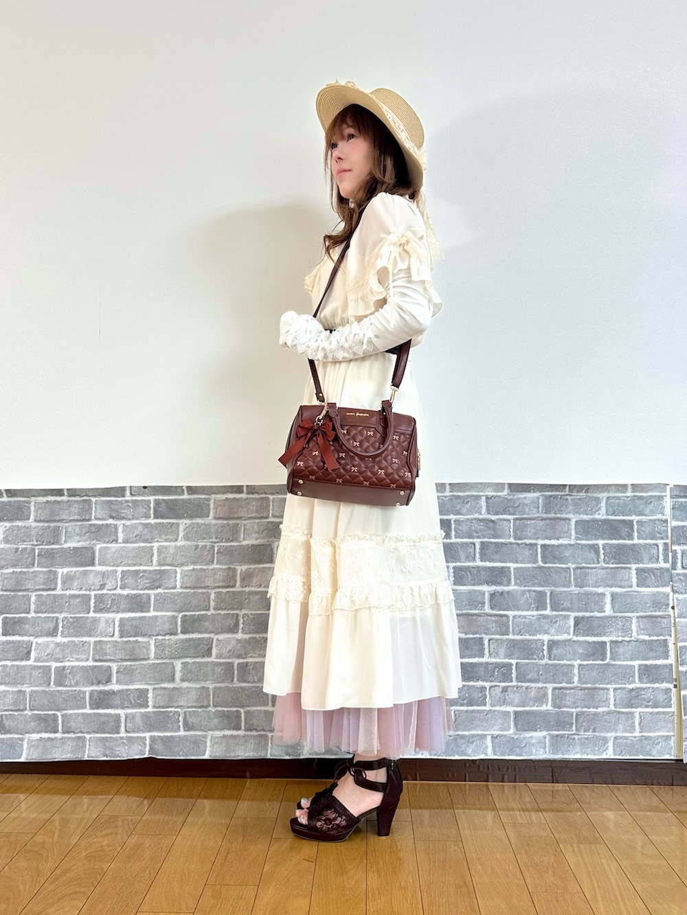 「クラシカル、ワンピース、白ワンピース、夏、夏コーデ、サンダル、ボストンバッグ、やっぱり帽子が好き、お出かけコーデ、axes femme、axes femme POETIQUE、きれいめコーデ」｜「axes femmeのレースリボンフリルカンカン帽（ハット、ホワイト系）」を使った、まりさん（レディース・157cm）の春コーディネートの3枚目の写真