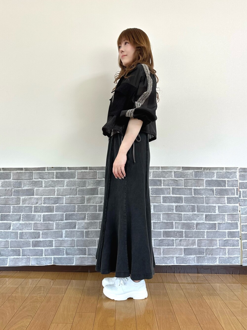 「スポーツミックス、スポーティ、モード、モードストリート、韓国ファッション、大人カジュアル、きれいめカジュアル、レイヤードスタイル、休日スタイル、スニーカー、axes femme、axes femme POETIQUE、大人カジュアルコーデ、モノトーン、モノトーンコーデ」｜「axes femmeのシアートラックジャケット（ブルゾン、ブラック系）」を使った、まりさん（レディース・157cm）の春コーディネートの3枚目の写真